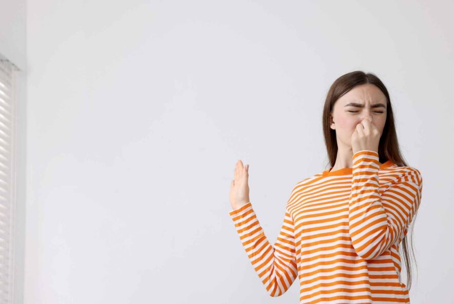 what causes sewer gas smell in house